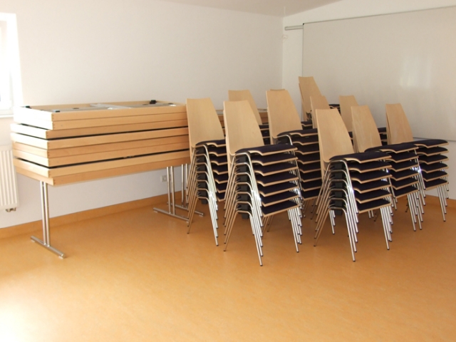 Möbel für den Lehrsaal sind auch schon da ...